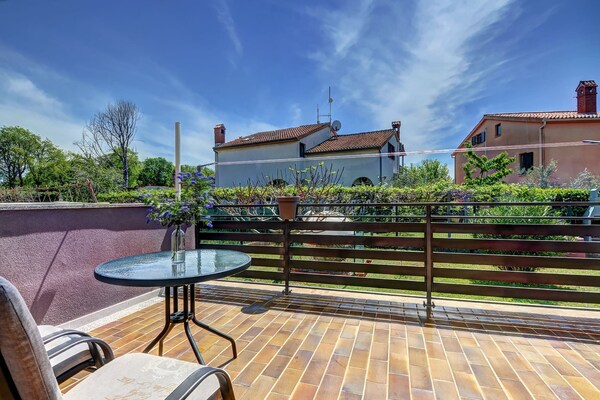 Foto van Relaxing Studio with Lovely Terrace - Kajfes A2 - Vakantiehuis in Valbandon - terrace