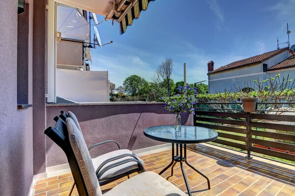 Foto van Relaxing Studio with Lovely Terrace - Kajfes A2 - Vakantiehuis in Valbandon - terrace