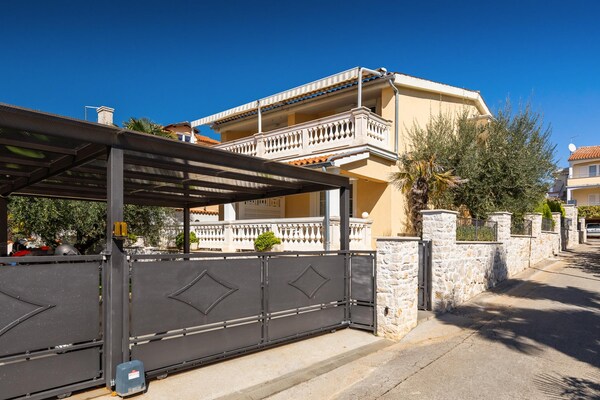 Foto van Appartement in Porec bij zee en stranden - Vakantiehuis in Porec - ExteriorSummer