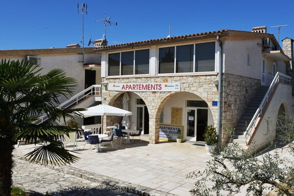 Foto van Villa in Tinjan met zwembad - Vakantiehuis in Tinjan - Untagged