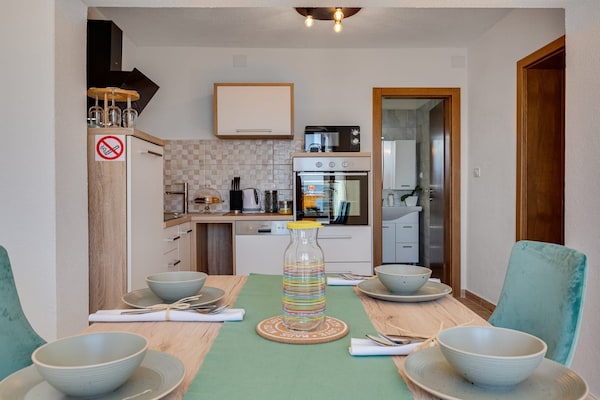 Foto van Smaakvol ontworpen appartement in Karlobag - Vakantiehuis in Karlobag - DiningRoom
