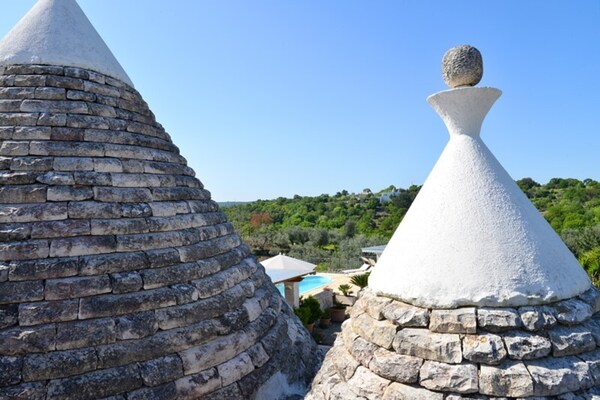 Foto van Trulli in Valle d'Itra met zwembad en uitzicht - Vakantiehuis in Cisternino - ExteriorSummer