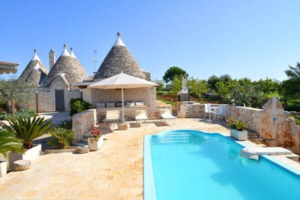 Foto van Trulli in Valle d'Itra met zwembad en uitzicht - Vakantiehuis in Cisternino - PoolOfHouse