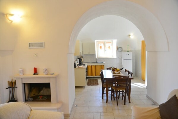 Foto van Trulli in Valle d'Itra met zwembad en uitzicht - Vakantiehuis in Cisternino - LivingRoom