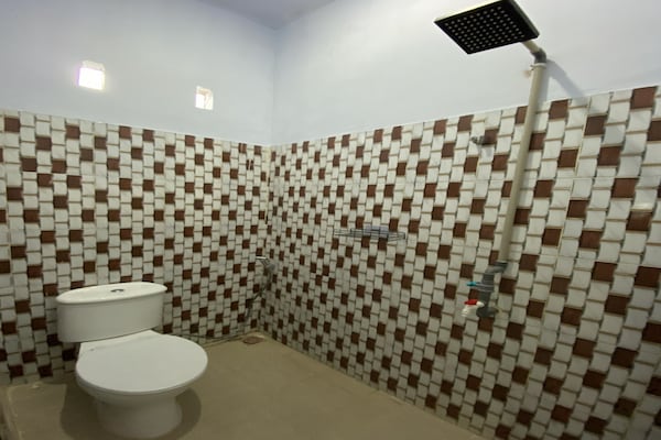 Foto van Quanza Hotel • Heritage Double - Vakantiehuis in Banda Aceh - BathRoom