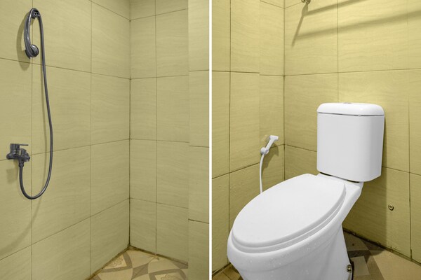 Foto van Rama Shinta Gezellige Standaard Tweepersoonskamer - Vakantiehuis in Bandar Lampung - BathRoom