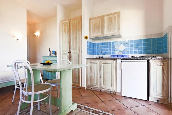 Foto van 2-kamerappartement in de Residence Lu Nibareddu - Vakantiehuis in Loiri - Kitchen
