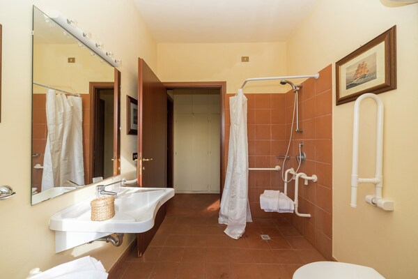 Foto van Villa in Magliano Sabina met privézwembad - Vakantiehuis in Magliano Sabina - BathRoom