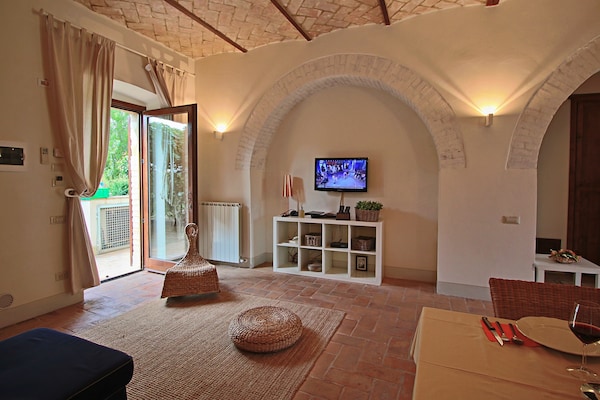 Foto van Vakantiehuis Foligno met Zwembad en Tuin - Vakantiehuis in Foligno - Loc. Tenne - LivingRoom