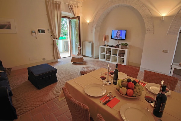 Foto van Vakantiehuis Foligno met Zwembad en Tuin - Vakantiehuis in Foligno - Loc. Tenne - DiningRoom
