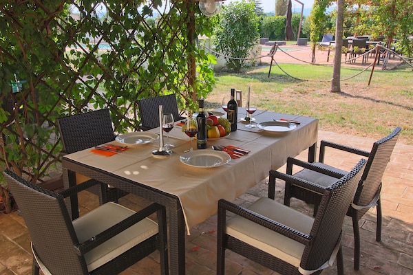 Foto van Vakantiehuis Foligno met Zwembad en Tuin - Vakantiehuis in Foligno - Loc. Tenne - TerraceBalcony