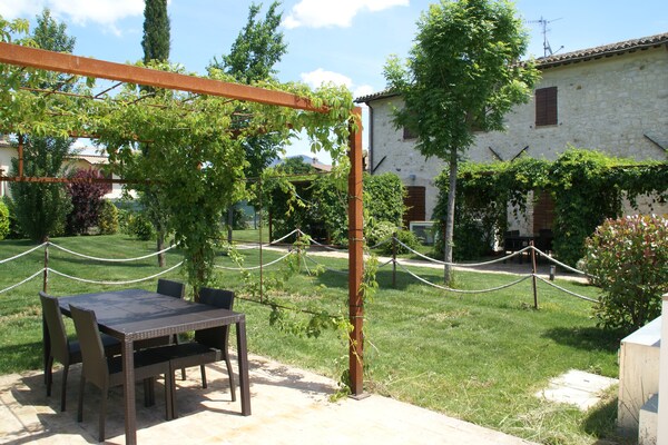Foto van Vakantiehuis Foligno met Zwembad en Tuin - Vakantiehuis in Foligno - Loc. Tenne - GardenSummer
