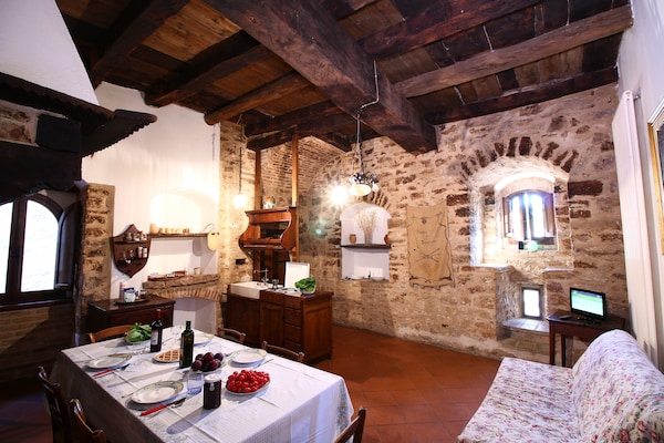 Foto van Historisch kasteel met uitzicht - Vakantiehuis in Gualdo Cattaneo - LivingRoom