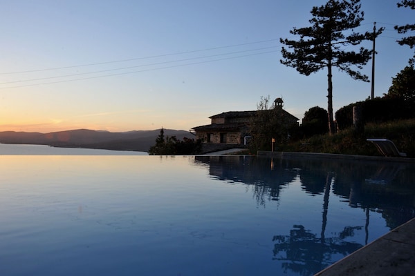 Foto van Villa in Cortona met privézwembad - Vakantiehuis in Magione - ExteriorSummer