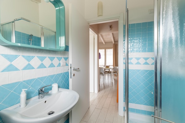 Foto van Zolder met terrazza en zwembad condivisa - Vakantiehuis in Badesi - BathRoom