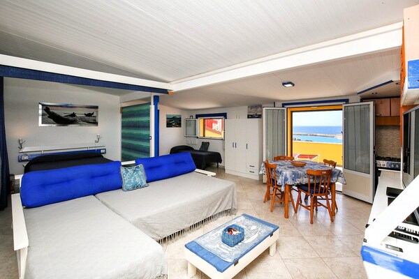 Foto van Vista-merrie, ampio terrazzo en aria condizionata - Vakantiehuis in Castelsardo SS - LivingRoom