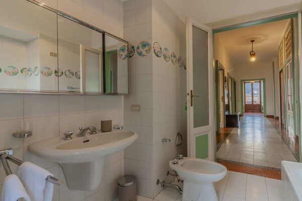 Foto van Villa in Civenna met balkon - Vakantiehuis in Civenna - Untagged