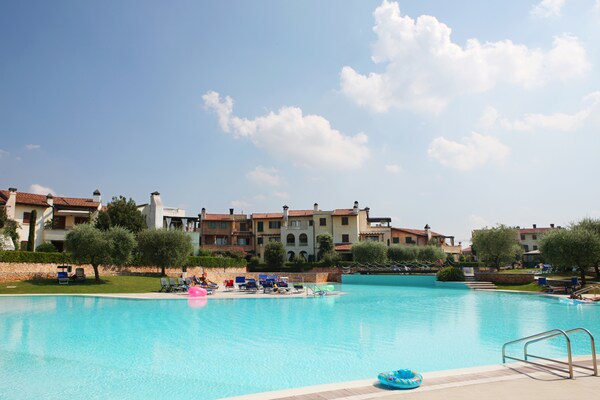 Foto van Appartement bij Gardameer met Zwembad - Vakantiehuis in Peschiera del Garda - ParkFacilities