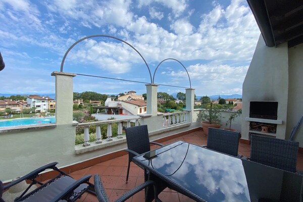 Foto van Appartement bij Gardameer met Zwembad - Vakantiehuis in Peschiera del Garda - TerraceBalcony