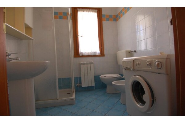 Foto van Twee slaapkamerappartement in Rosolina met ruimte - Vakantiehuis in Rosolina Mare RO - BathRoom