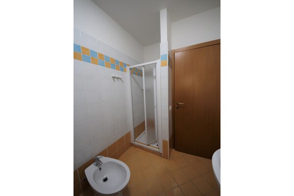 Foto van Twee slaapkamerappartement in Rosolina met ruimte - Vakantiehuis in Rosolina Mare RO - BathRoom