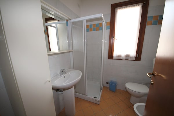 Foto van Twee slaapkamerappartement in Rosolina met ruimte - Vakantiehuis in Rosolina Mare RO - BathRoom