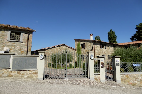 Foto van Vakantiehuis in Montecarelli met Zwembad - Vakantiehuis in Montecarelli - HallReception
