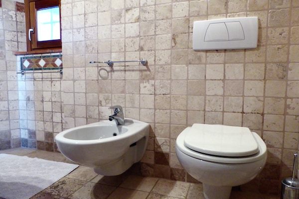 Foto van Vakantiehuis in Montecarelli met zwembad - Vakantiehuis in Montecarelli - BathRoom