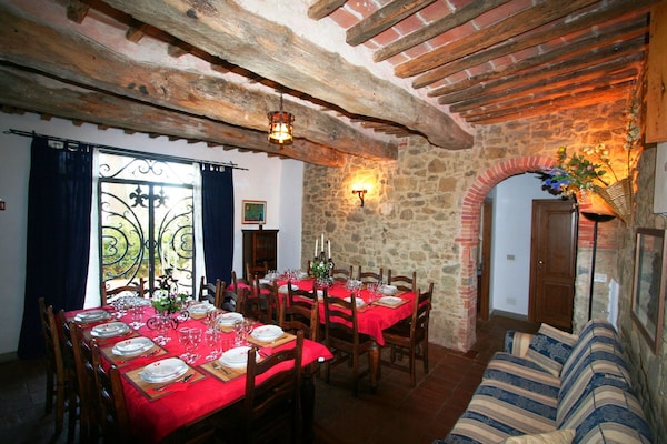 Foto van Elegante villa met vallei - Vakantiehuis in Ciggiano - DiningRoom