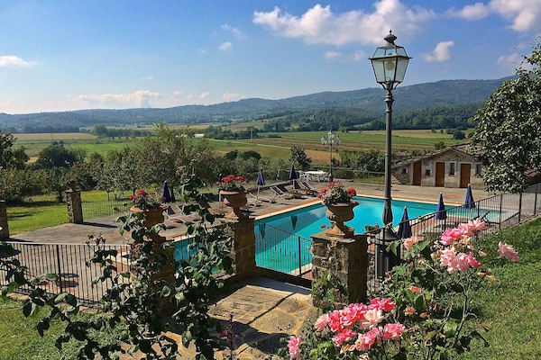 Foto van Elegante villa met vallei - Vakantiehuis in Ciggiano - PoolOfHouse