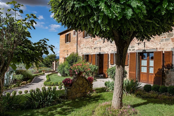 Foto van Boerderij in Toscane met zwembad en uitzicht - Vakantiehuis in Cortona - ExteriorSummer