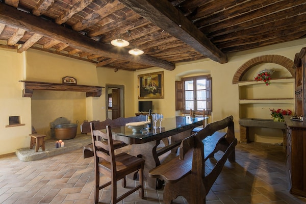 Foto van Boerderij in Toscane met zwembad en uitzicht - Vakantiehuis in Cortona - DiningRoom