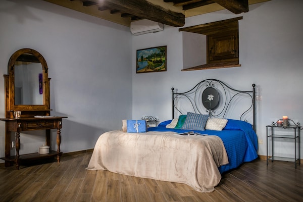 Foto van Boerderij in Toscane met zwembad en uitzicht - Vakantiehuis in Cortona - BedRoom