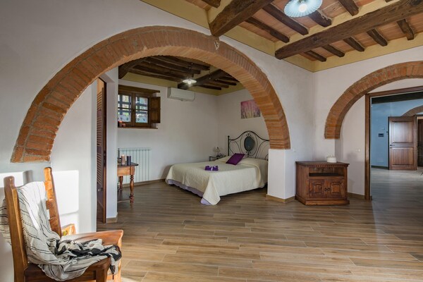 Foto van Boerderij in Toscane met zwembad en uitzicht - Vakantiehuis in Cortona - BedRoom