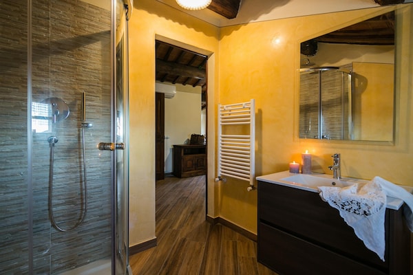 Foto van Boerderij in Toscane met zwembad en uitzicht - Vakantiehuis in Cortona - BathRoom