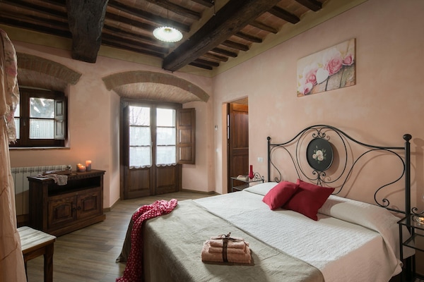 Foto van Boerderij in Toscane met zwembad en uitzicht - Vakantiehuis in Cortona - BedRoom