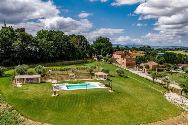 Foto van Boerderij in Toscane met zwembad en uitzicht - Vakantiehuis in Cortona - GardenSummer