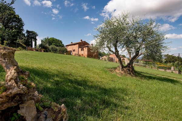 Foto van Boerderij in Toscane met zwembad en uitzicht - Vakantiehuis in Cortona - AreaSummer1KM