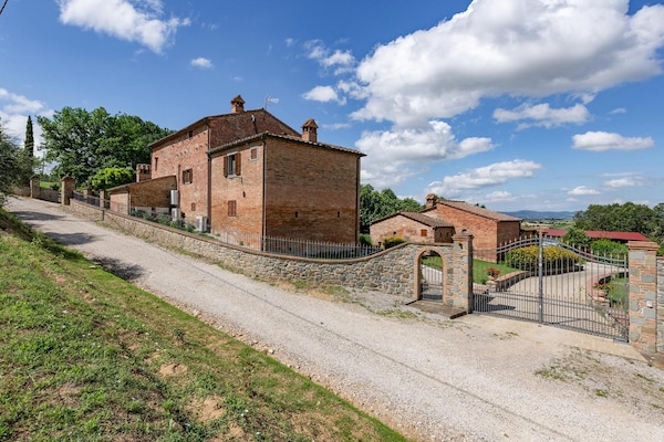 Foto van Boerderij in Toscane met zwembad en uitzicht - Vakantiehuis in Cortona - AreaSummer1KM