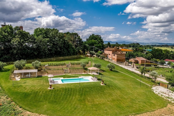 Foto van Boerderij in Toscane met zwembad en uitzicht - Vakantiehuis in Cortona - AreaSummer1KM