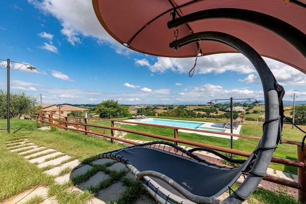 Foto van Boerderij in Toscane met zwembad en uitzicht - Vakantiehuis in Cortona - Wellness