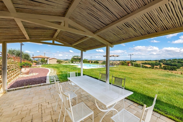 Foto van Boerderij in Toscane met zwembad en uitzicht - Vakantiehuis in Cortona - TerraceBalcony