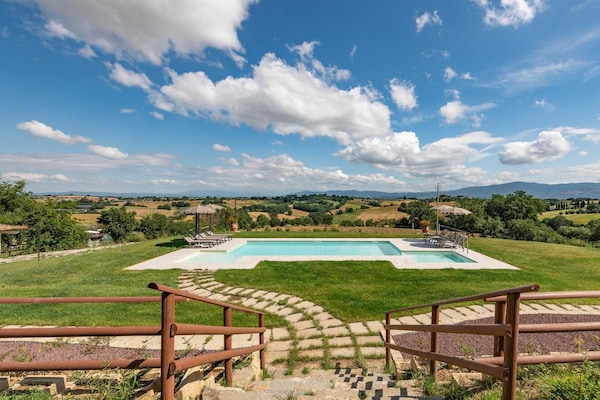 Foto van Boerderij in Toscane met zwembad en uitzicht - Vakantiehuis in Cortona - PoolOfHouse