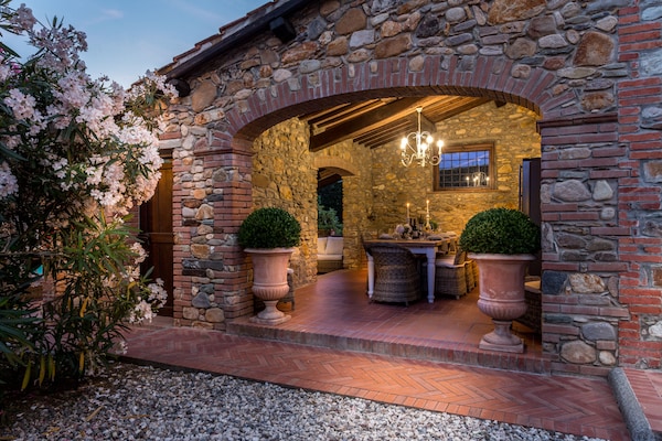 Foto van Boerderij bij Lucca met Zoutwaterzwembad - Vakantiehuis in Capannori - TerraceBalcony