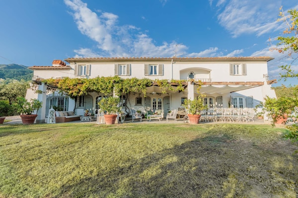 Foto van Toscaanse boerderij met prachtig uitzicht - Vakantiehuis in Capannori - ExteriorSummer