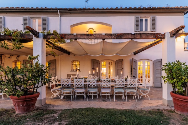 Foto van Toscaanse boerderij met prachtig uitzicht - Vakantiehuis in Capannori - TerraceBalcony