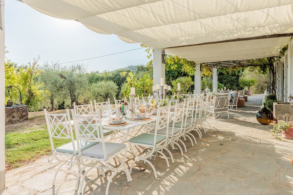 Foto van Toscaanse boerderij met prachtig uitzicht - Vakantiehuis in Capannori - TerraceBalcony