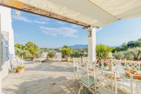 Foto van Toscaanse boerderij met prachtig uitzicht - Vakantiehuis in Capannori - TerraceBalcony