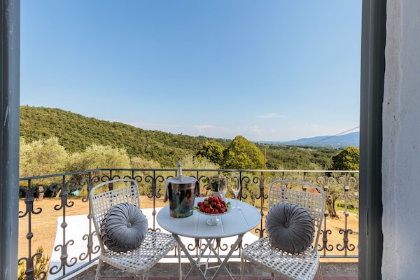 Foto van Toscaanse boerderij met prachtig uitzicht - Vakantiehuis in Capannori - TerraceBalcony