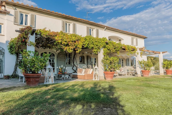 Foto van Toscaanse boerderij met prachtig uitzicht - Vakantiehuis in Capannori - ExteriorSummer